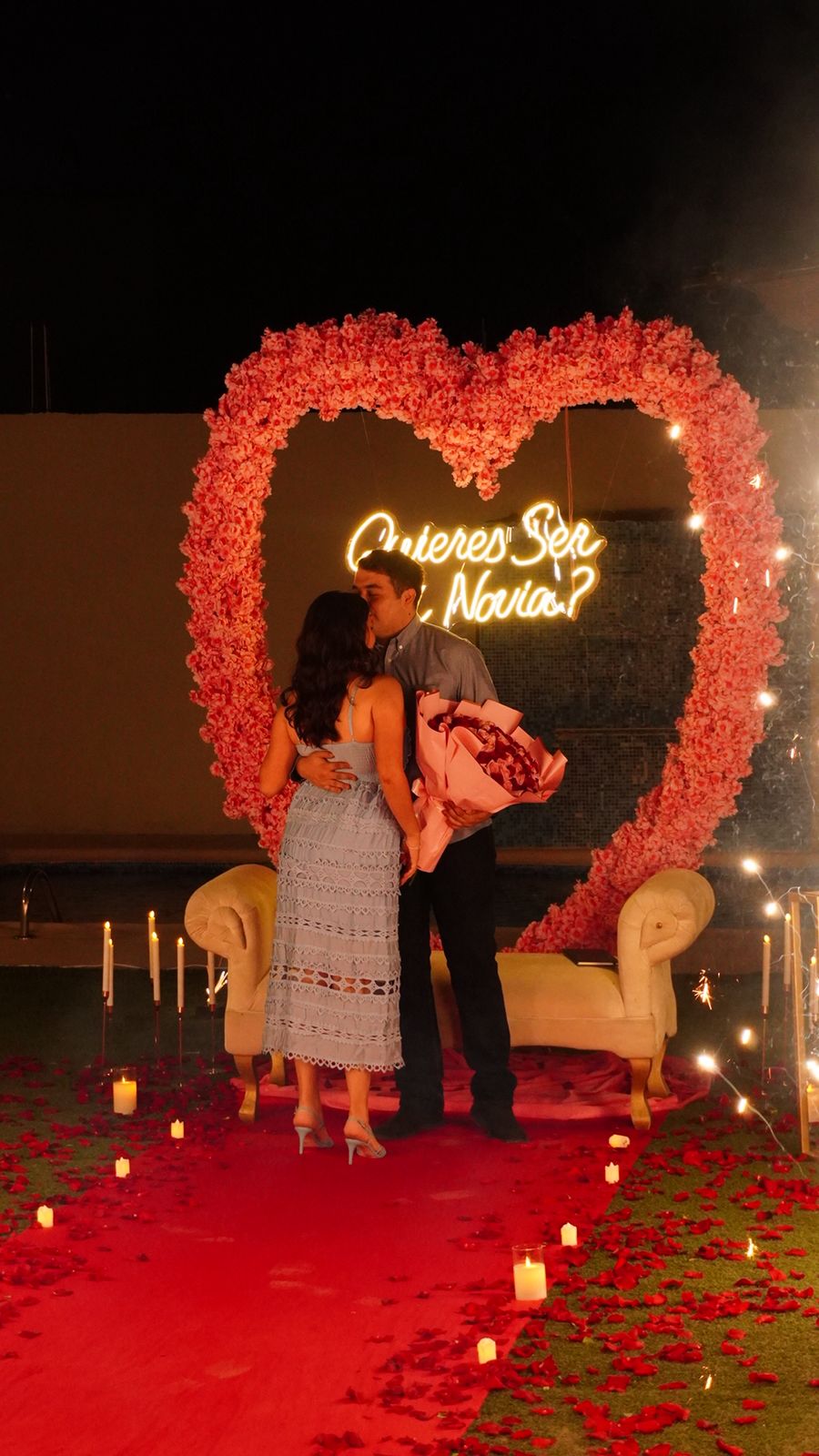 Pareja en el momento de la pedida